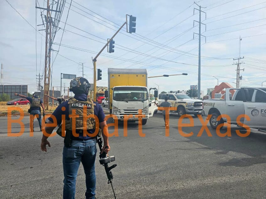 video mexican state police clash with cartel gunmen near texas border