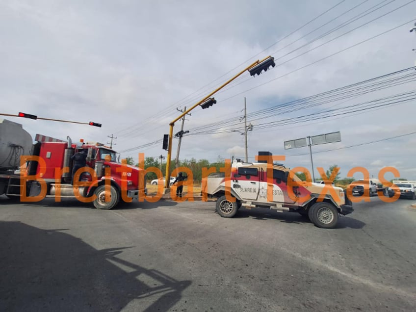 video mexican state police clash with cartel gunmen near texas border