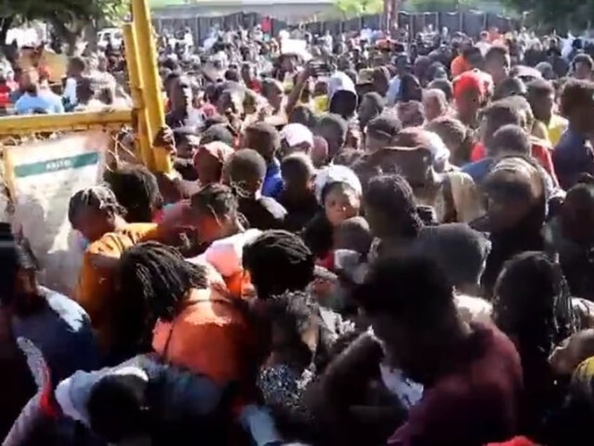 video migrants force their way into mexican government building demanding travel documents