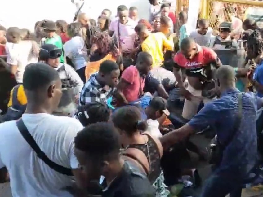 video migrants force their way into mexican government building demanding travel documents