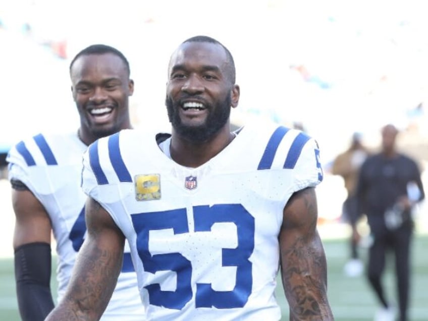 video nfl linebacker shaq leonard still shows up to hand out turkeys on the day colts cut him