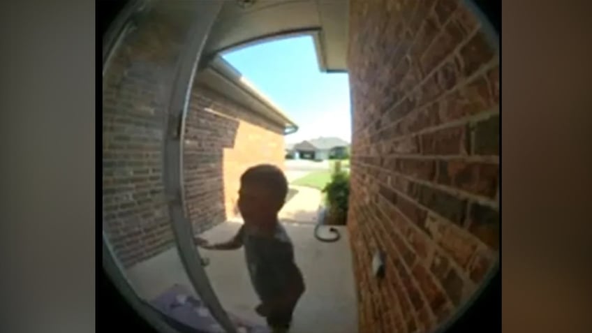 video shows 5 year old boy ringing doorbell seeking help after let off at wrong bus stop in 105 degree heat