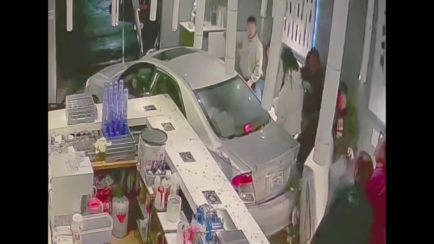 video shows moment car slams through washington state restaurant narrowly missing customers eating dinner