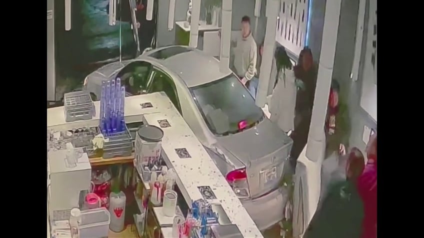 video shows moment car slams through washington state restaurant narrowly missing customers eating dinner