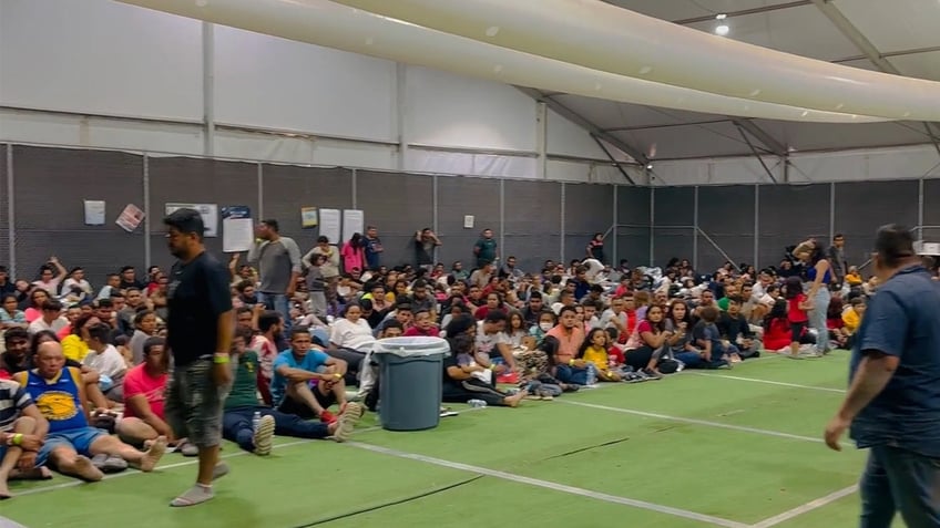 video shows overcrowding at eagle pass texas border processing facility dem mayor blames biden