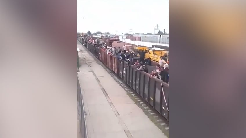 video shows train filled with migrants heading toward us southern border from mexico