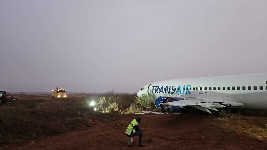 video ten injured when boeing plane skids off runway in senegal