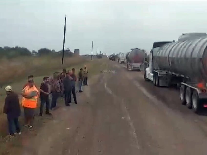 videos sicarios del cdg tiran pipas de combustible por que no pagaron cuota