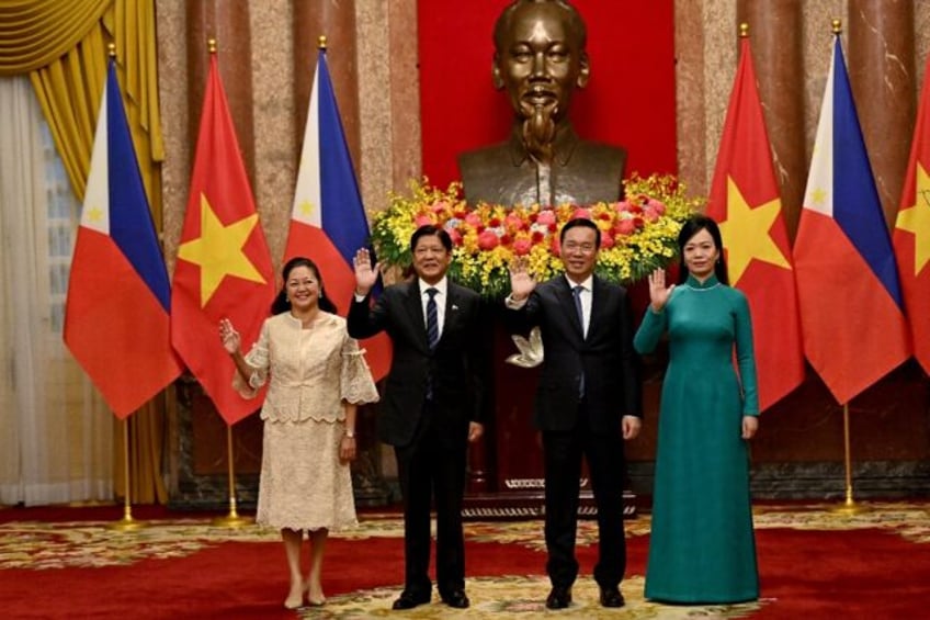 Philippine's Ferdinand Romualdez Marcos Jr (2nd L) and his wife Louise Araneta-Marcos (L) pose for a photo with Vietnam's President Vo Van Thuong (2nd R) and his wife Phan Thi Thanh Tam (R)