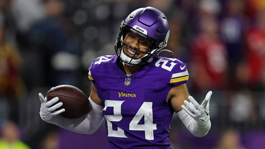 vikings camryn bynum asks for visa help for wife stuck in philippines during post game interview