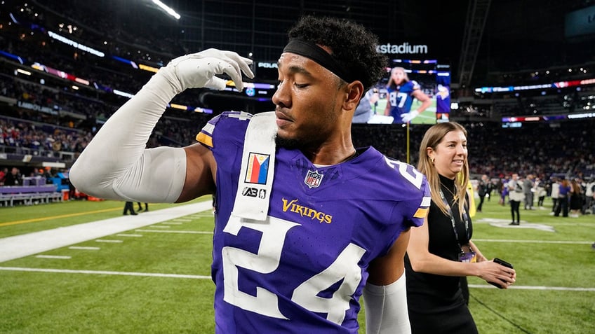 vikings camryn bynum asks for visa help for wife stuck in philippines during post game interview