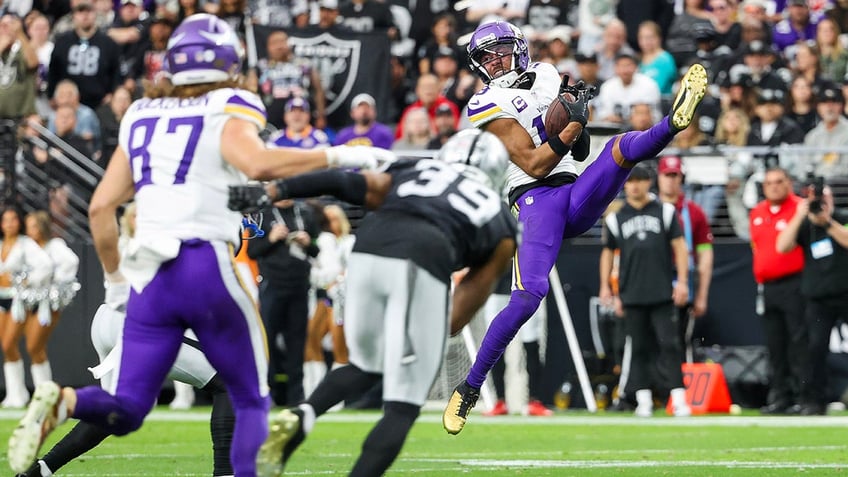 Justin Jefferson catches the ball against the Raiders