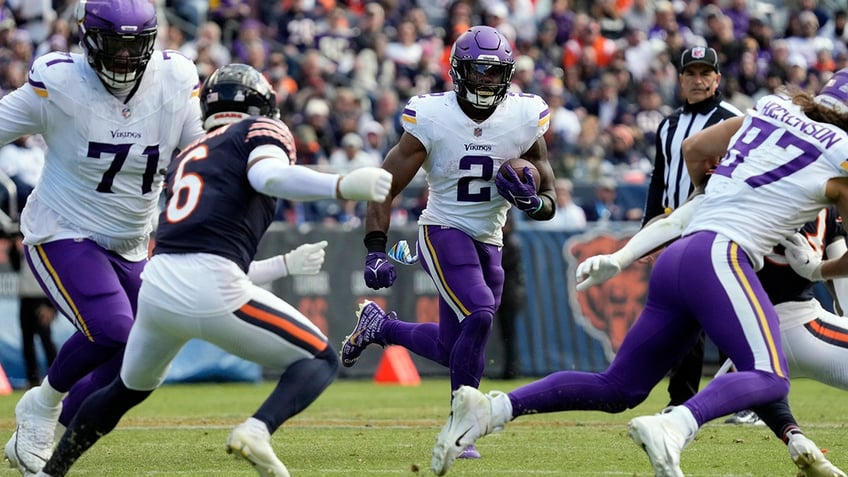 vikings scrape by bears for huge nfc north win