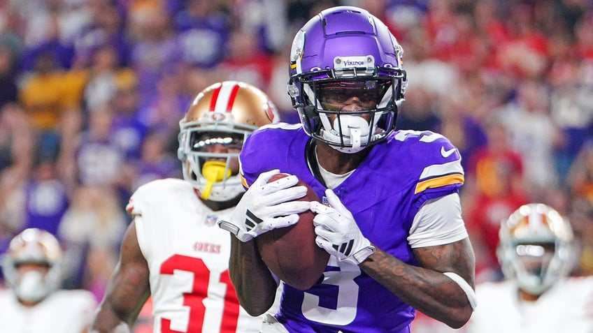 vikings stun 49ers behind jordan addisons best game of rookie season