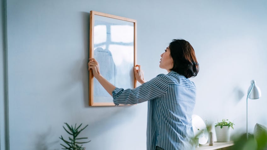 viral hack shows people using a kitchen fork to hang their pictures on walls heres how its done