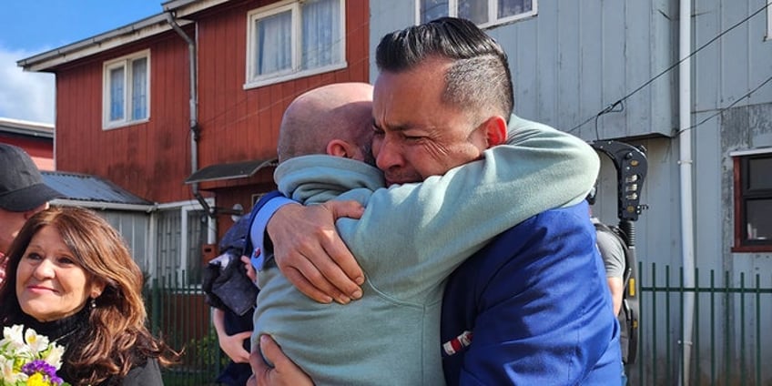 virginia man stolen from mom at birth travels the world to hug her for first time the oceans ive cried