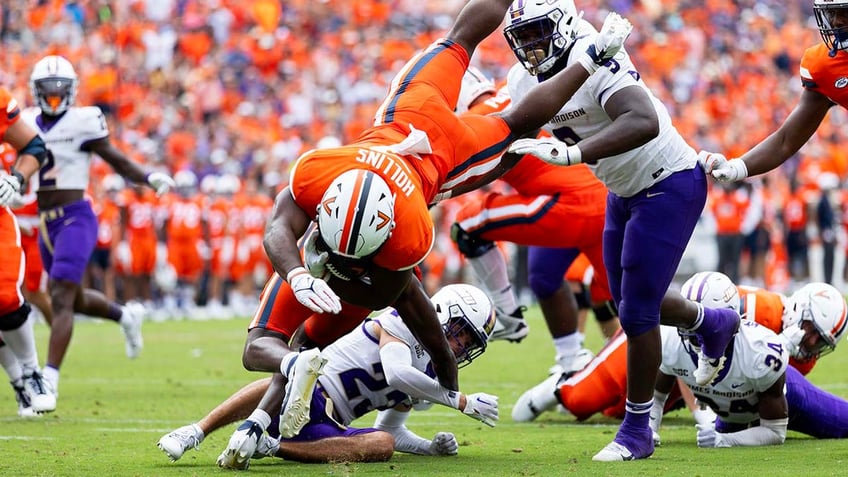 virginia running back shooting survivor mike hollins scores first touchdown since last years tragedy