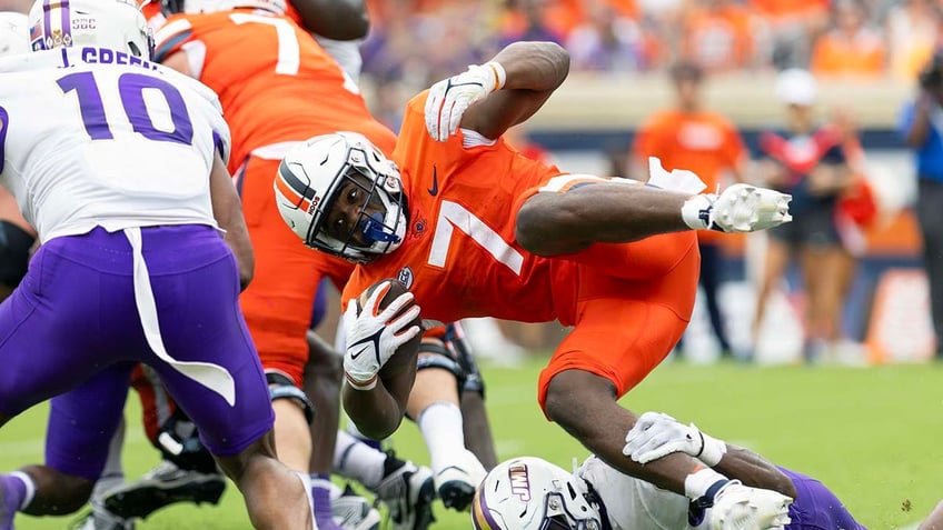 virginia running back shooting survivor mike hollins scores first touchdown since last years tragedy