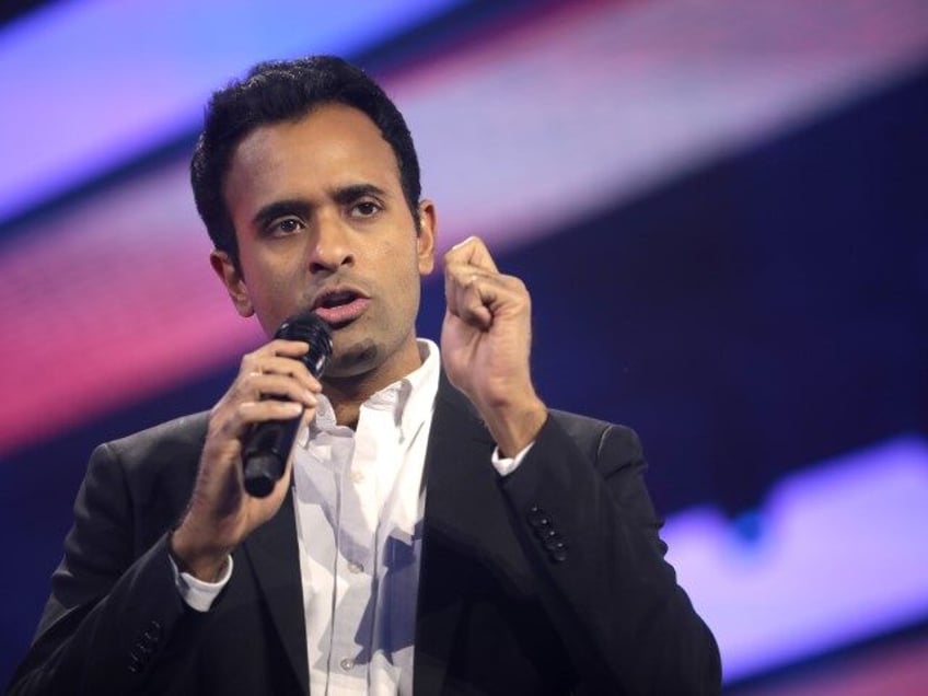 Vivek Ramaswamy speaking with attendees at the 2022 AmericaFest at the Phoenix Convention