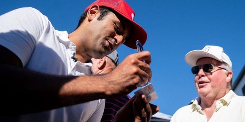 vivek ramaswamy raps eminems lose yourself at iowa state fair