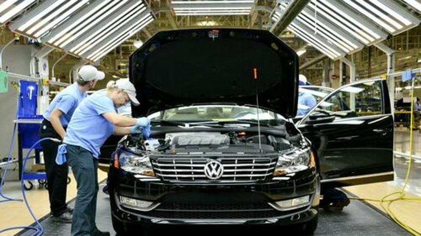 volkswagen declares war on unions scraps three decade old job protections