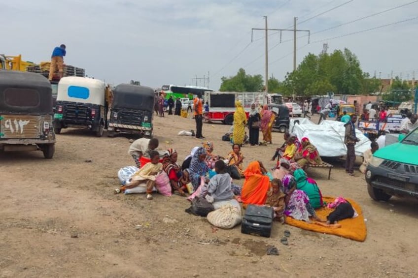 People fleeing the town of Sinja, the capital of Sudan's southeastern Sennar state, arrive