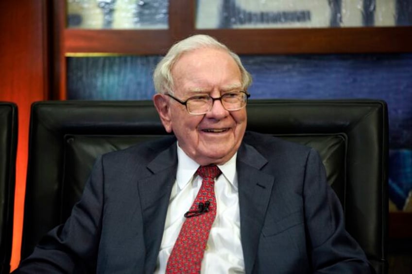 warren buffetts company joins oil buying frenzy this week by resuming its occidental petroleum buys