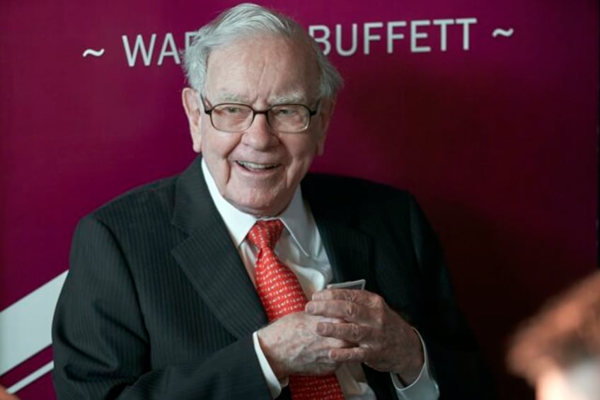 warren buffetts firm reports 128 billion loss as investments fall but its insurers performed well