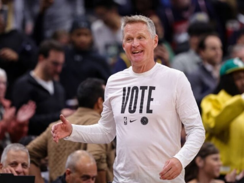 WASHINGTON, DC - NOVEMBER 04: Head coach Steve Kerr of the Golden State Warriors reacts du