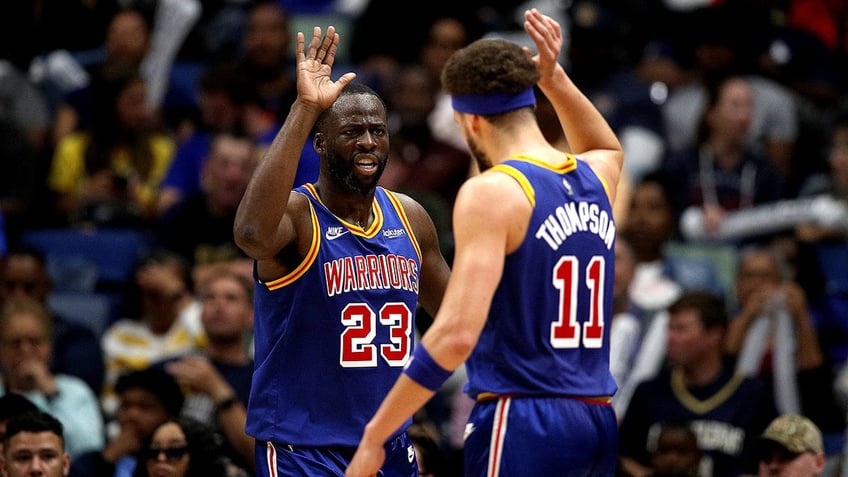 Draymond Green high fives Klay Thompson