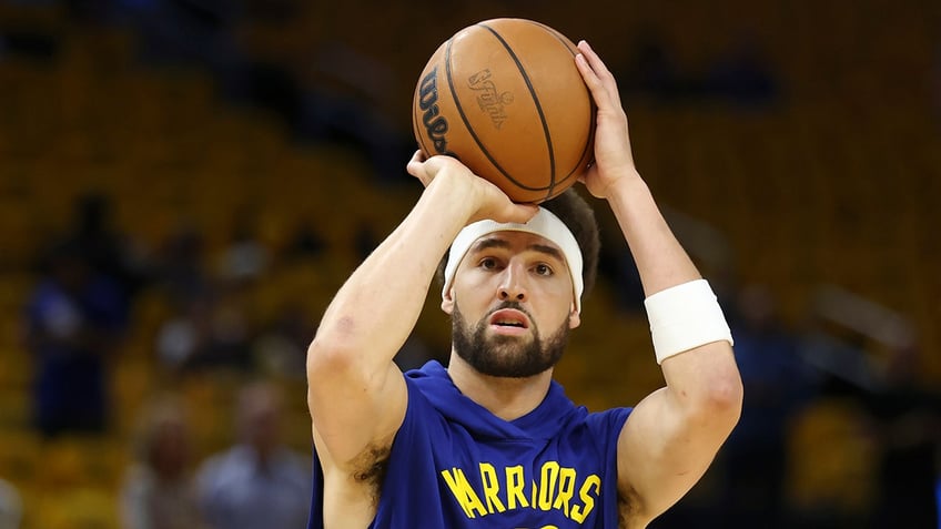 Klay Thompson warms up before Game 5