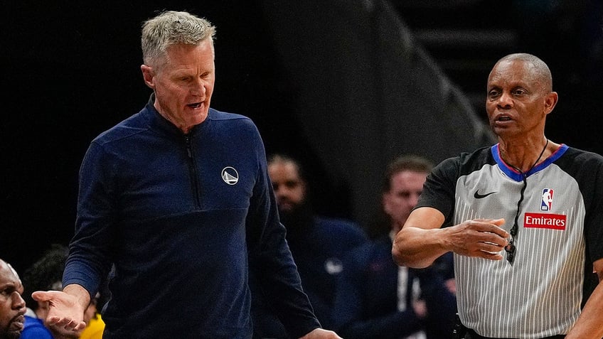 Steve Kerr argues with NBA ref