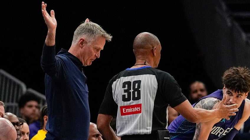 Steve Kerr argues with official