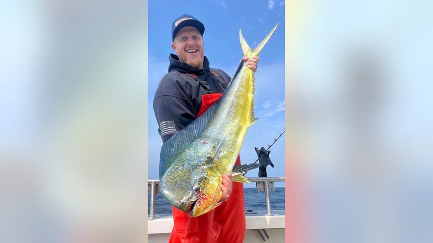 washington fisherman catches massive record breaking mahi mahi prayed for that