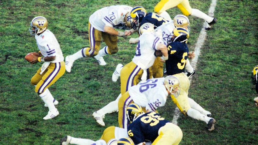 Warren Moon plays against Michigan