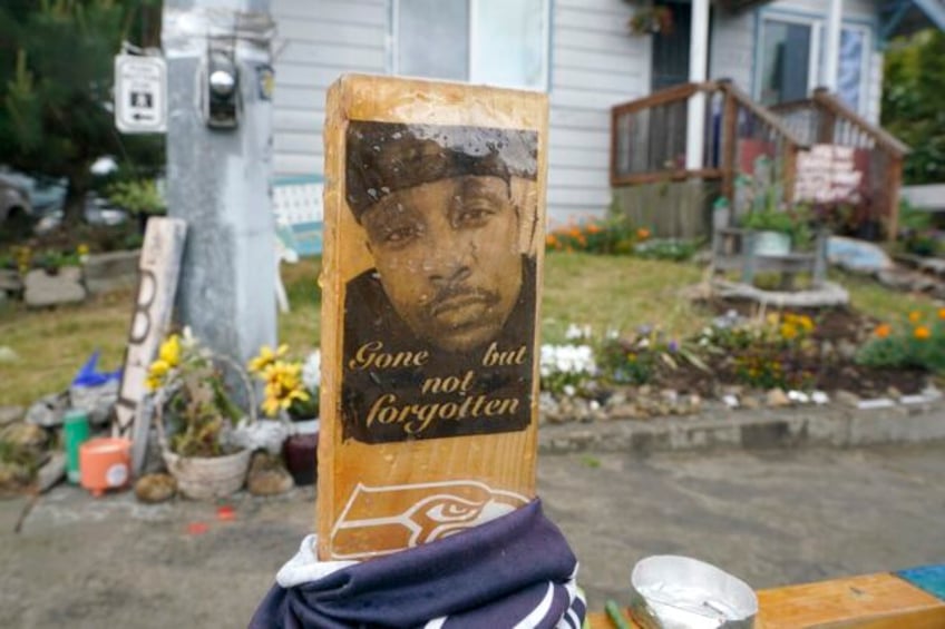 washington officers on trial in deadly arrest of manny ellis a case reminiscent of george floyd