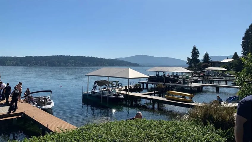 washington state floatplane crash on lake leaves 1 dead another person severely injured