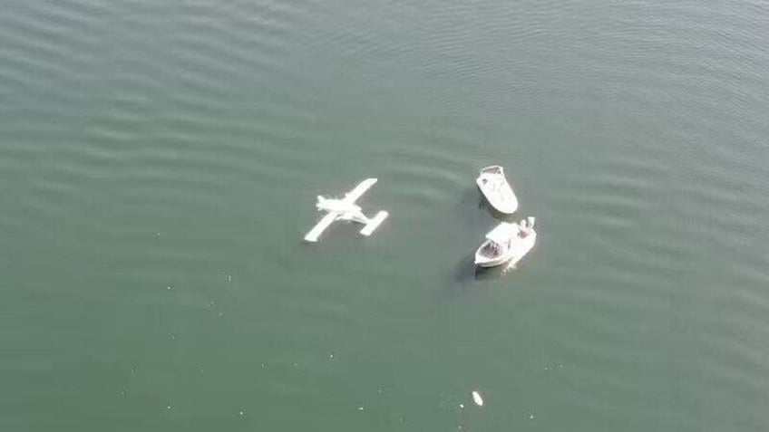 washington state floatplane crash on lake leaves 1 dead another person severely injured