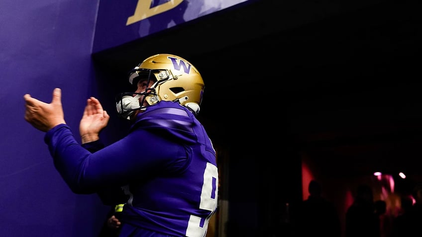 washington surprises kicker with scholarship after game winning field goal