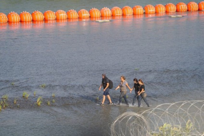 washington texas spar over anti migrant river buoys