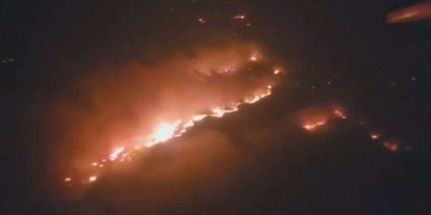 washington wildfires kill 2 destroy hundreds of buildings