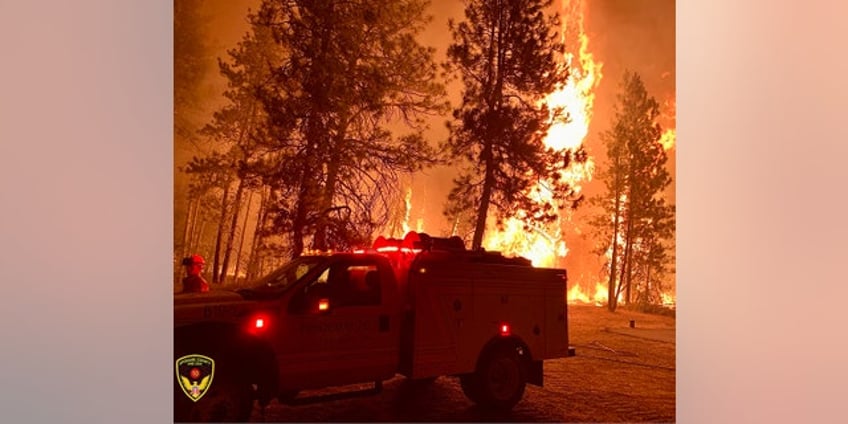 washington wildfires kill 2 destroy hundreds of buildings