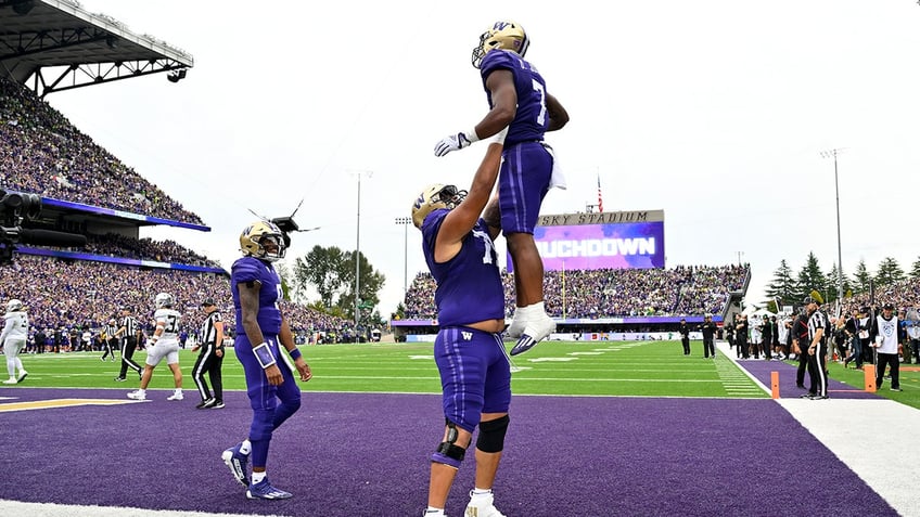 Washington Huskies celebrate touchdown