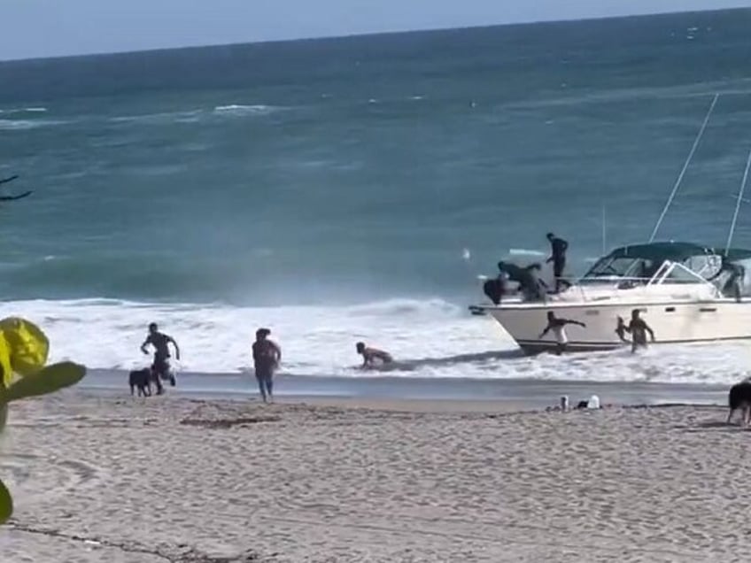 watch 17 migrants make boat landing on florida beach