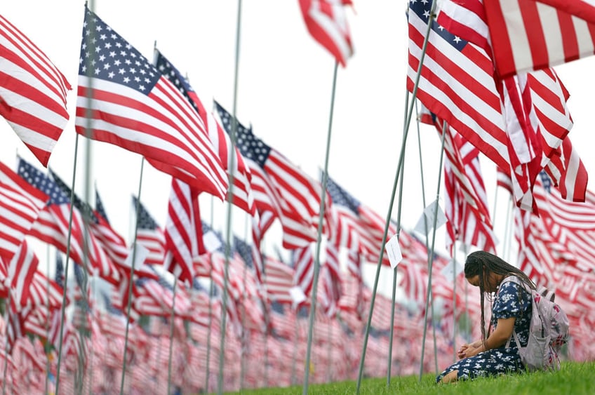 watch actor chris pratt plants last flag for innocent lives lost at 9 11 ceremony