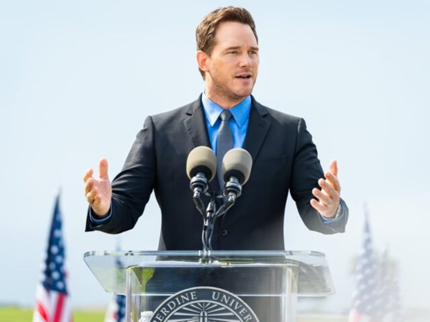 watch actor chris pratt plants last flag for innocent lives lost at 9 11 ceremony