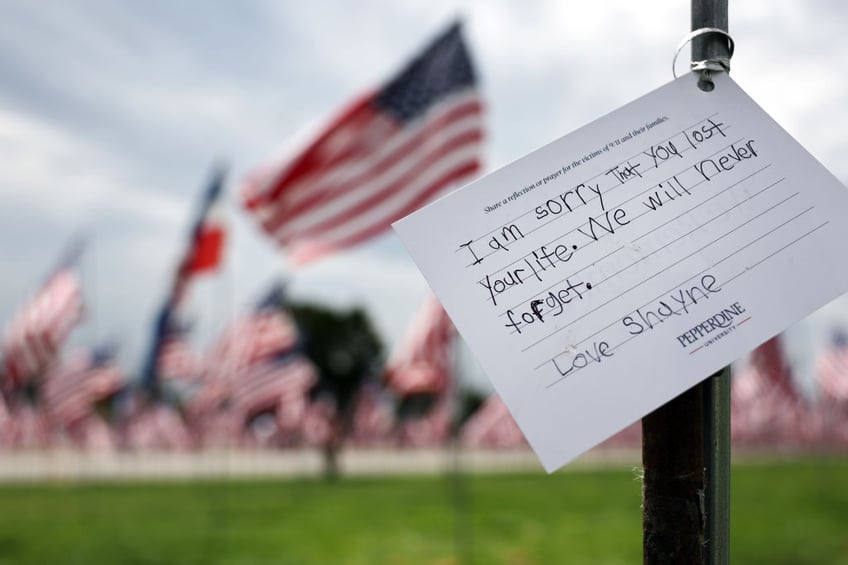 watch actor chris pratt plants last flag for innocent lives lost at 9 11 ceremony