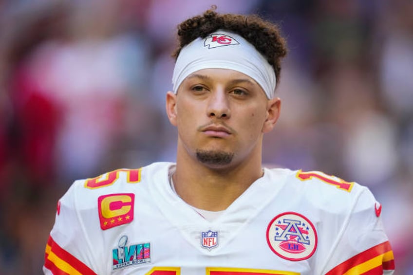 watch annoyed father blasts nfl star patrick mahomes for refusing to sign autograph for son