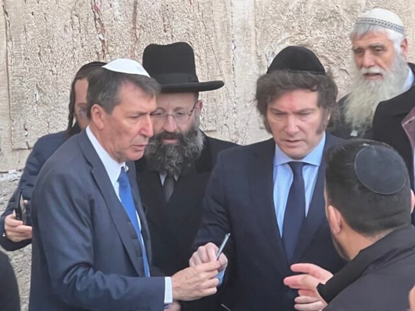 watch argentinas president javier milei prays at western wall