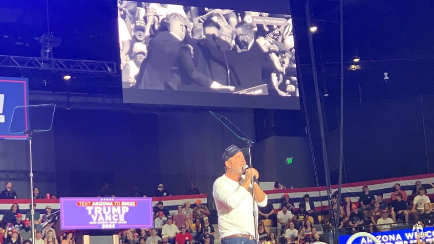 watch arizona crowd cheers as jon kahn dedicates hit song fighter to all the people who fight alongside trump